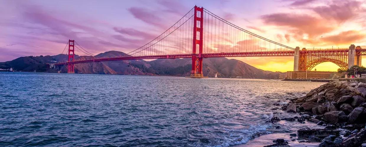 일몰 시 金门大桥(Golden Gate Bridge)는 다양한 색상의 하늘과 전경에 贝博体彩app 만(San Francisco Bay)을 갖추고 있습니다.